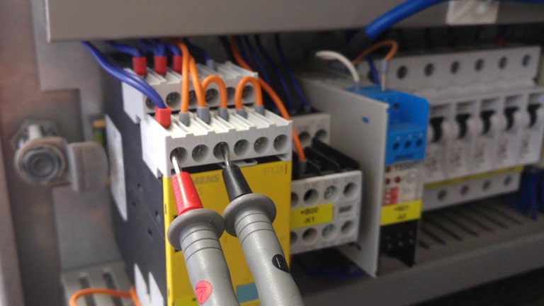 DGUV V3 Prüfung einer Industrieanlage durch einen Verikal-Techniker