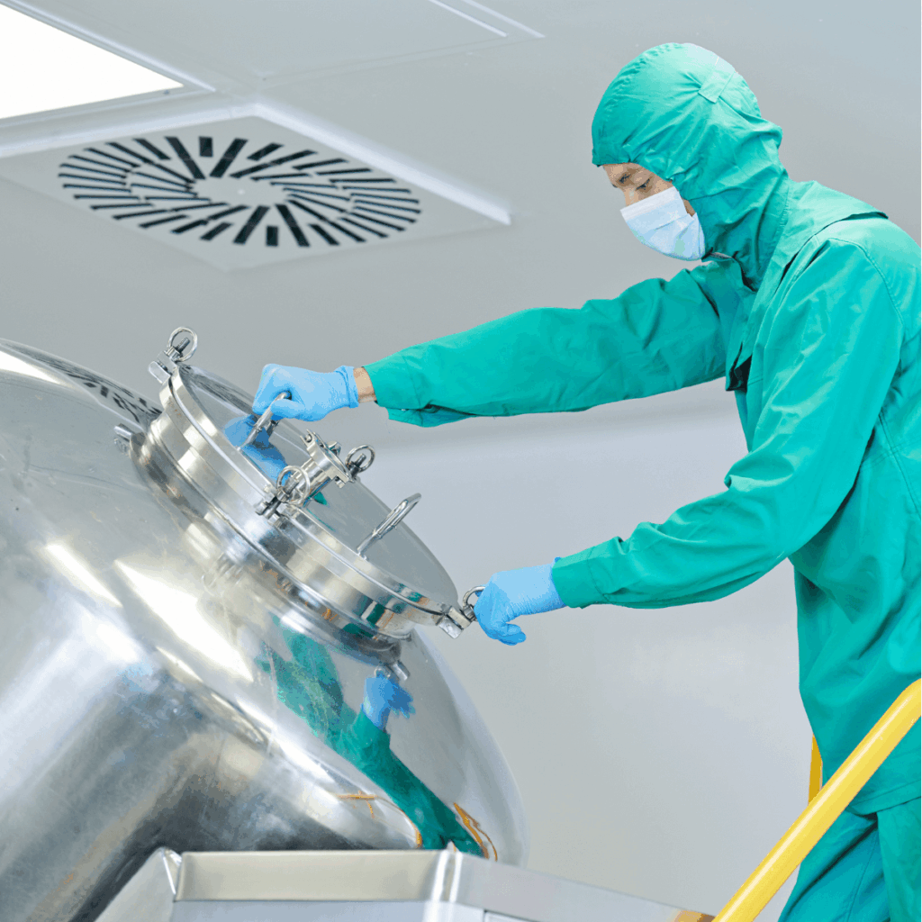 Techniker in Schutzkleidung prüft eine Anlage nach dem Wechsel vom Hersteller-Wartungsvertrag.