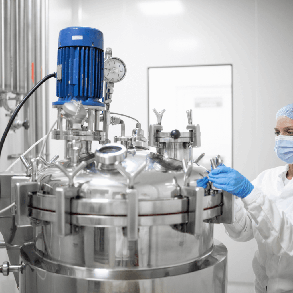 Verikal Mitarbeiter bei der Kalibrierung im Reinraum einer Pharmaanlage.