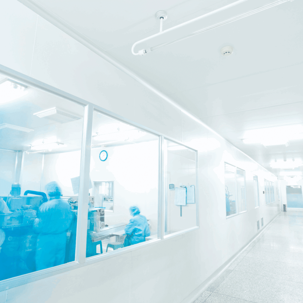 Auditsichere Reinraumqualifizierung nach ISO 14644 in einer modernen Produktionsumgebung.